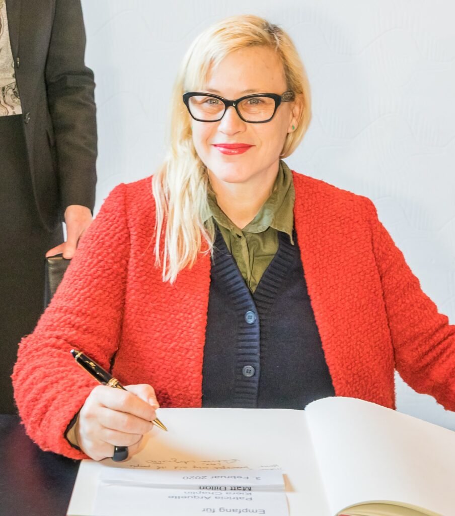 Alt = Reception for Patricia Arquette and Kiera Chaplin in Cologne City Hall
Patricia Arquette signs the guestbook of the city of Cologne. They will kill you review 