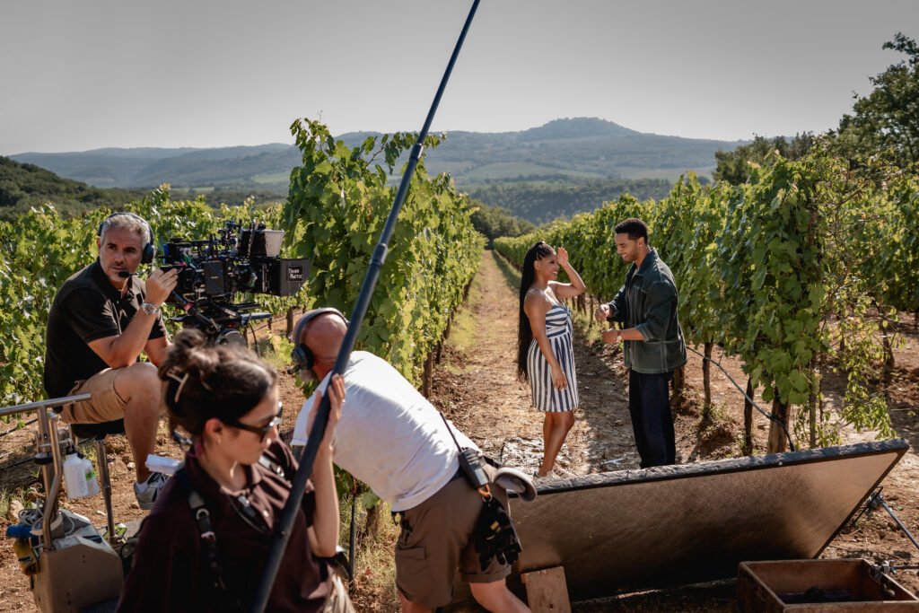 Alt = Halle Bailey and Regé-Jean Page on the set of You, Me & Tuscany, directed by Kat Coiro. © Universal Pictures 2026
You Me Tuscany Film Review