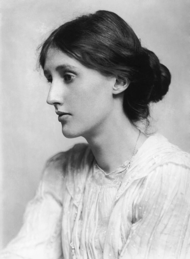 Alt = Portrait of Virginia Woolf (January 25, 1882 – March 28, 1941), a British author and feminist, with her chignon. George Charles Beresford / Adam Cuerden ©The Creative Commons CC0 License
