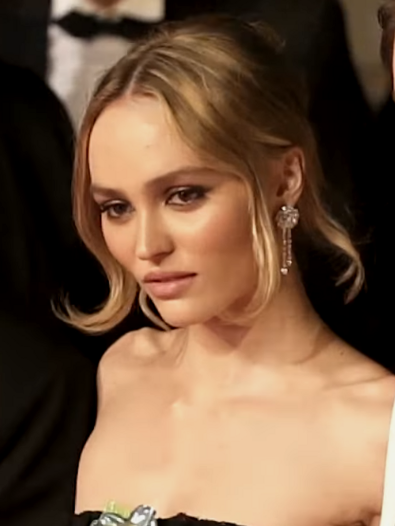 Alt = Lily-Rose Depp at The Idol premiere in Cannes Film Festival 2023 By Canal22 ©Creative Commons Attribution 3.0
Werwulf movie trailer