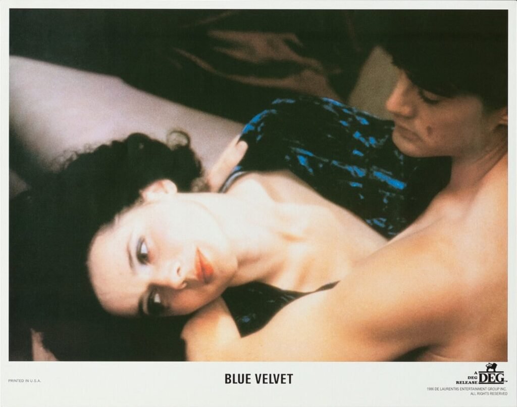 Alt = Isabella Rossellini and Kyle MacLachlan in a publicity still for the 1986 film Blue Velvet, directed by David Lynch. Umberto Montiroli By Public domain
