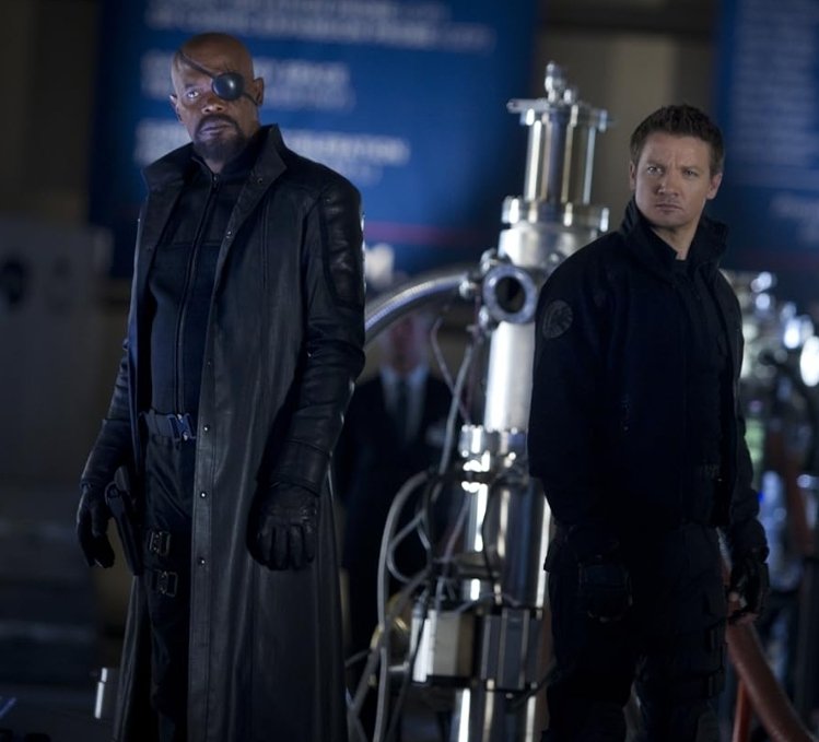 Alt = Samuel L. Jackson as Nick Fury and Jeremy Renner as Hawkeye in The Avengers (2011) ©Marvel Studios and the Walt Disney Company. All rights reserved.