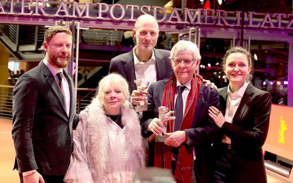 Alt = Tristan Goligher, Anna Calder-Marshall, Lance Hammer, Tom Courtenay and Guest pose with the Silver Bear for Best Supporting Performance for “Queen at Sea” on the red carpet after the Award Ceremony of Berlinale 2026 in Berlin, Germany By Elena Ternovaja ©Creative Commons Attribution-Share Alike 3.0
