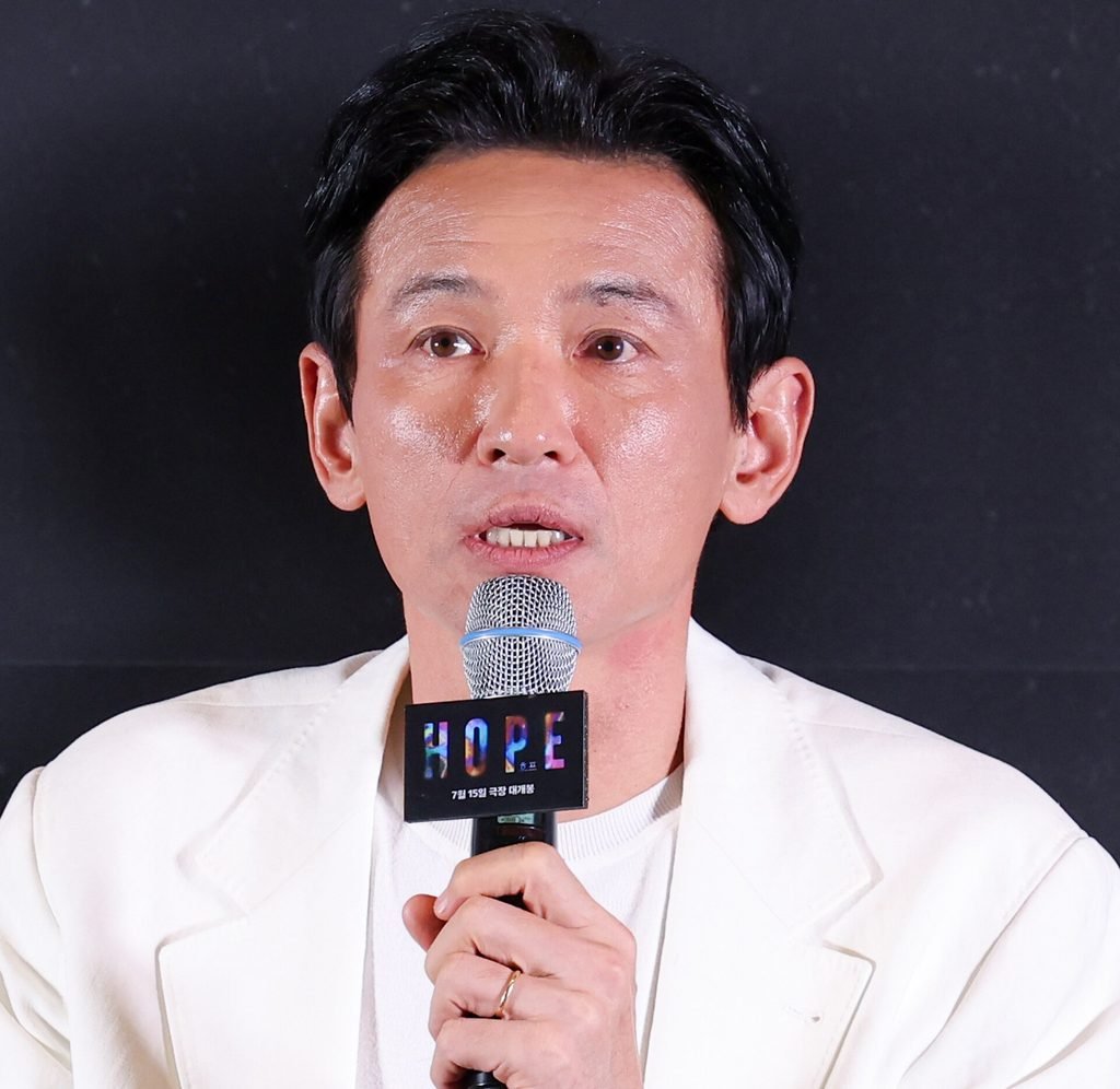 Alt = Hwang Jung-min in 2026 By Republic of Korea ©Creative Commons Attribution-Share Alike 4.0
Hope 2026 Review
